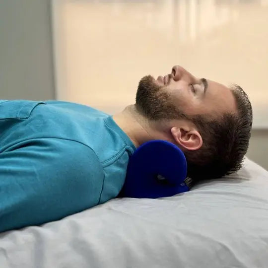 Hombre utilizando el dispositivo de tracción cervical de Pandi Luxury Bedding en su rutina de alivio efectivo del dolor cervical en Costa Rica, mostrando un diseño ergonómico y cómodo para mejorar la salud y el bienestar cervical.