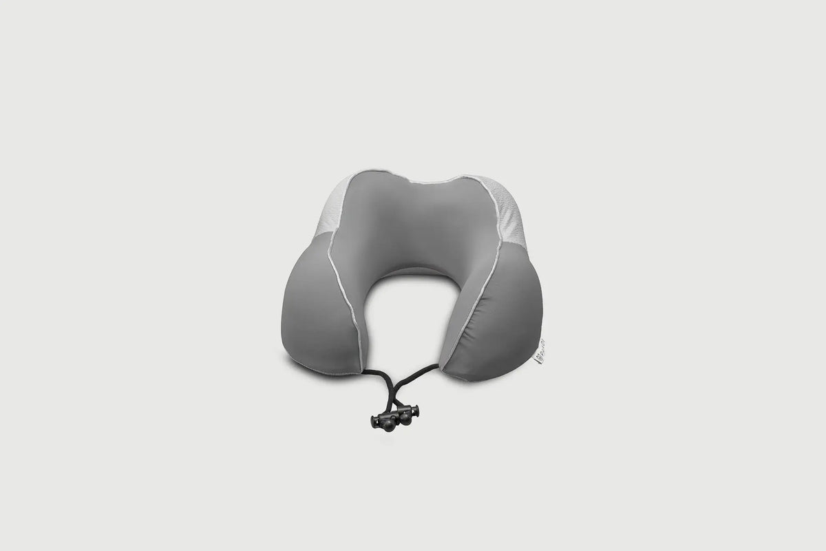 Vista frontal de la almohada de viaje gris de PANDI, fabricada con materiales naturales para una experiencia ligera y fresca en cualquier desplazamiento.