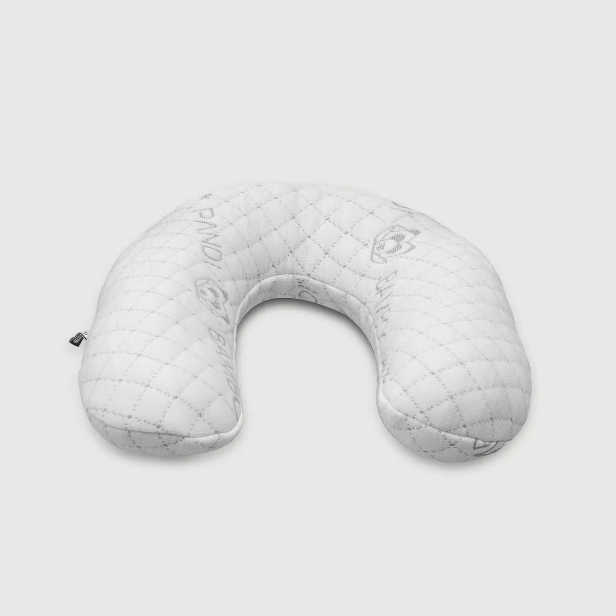Vista lateral de la almohada de viaje de bambú PANDI, ideal para aliviar la tensión en el cuello y brindar frescura, perfecta para avión, tren o automóvil.