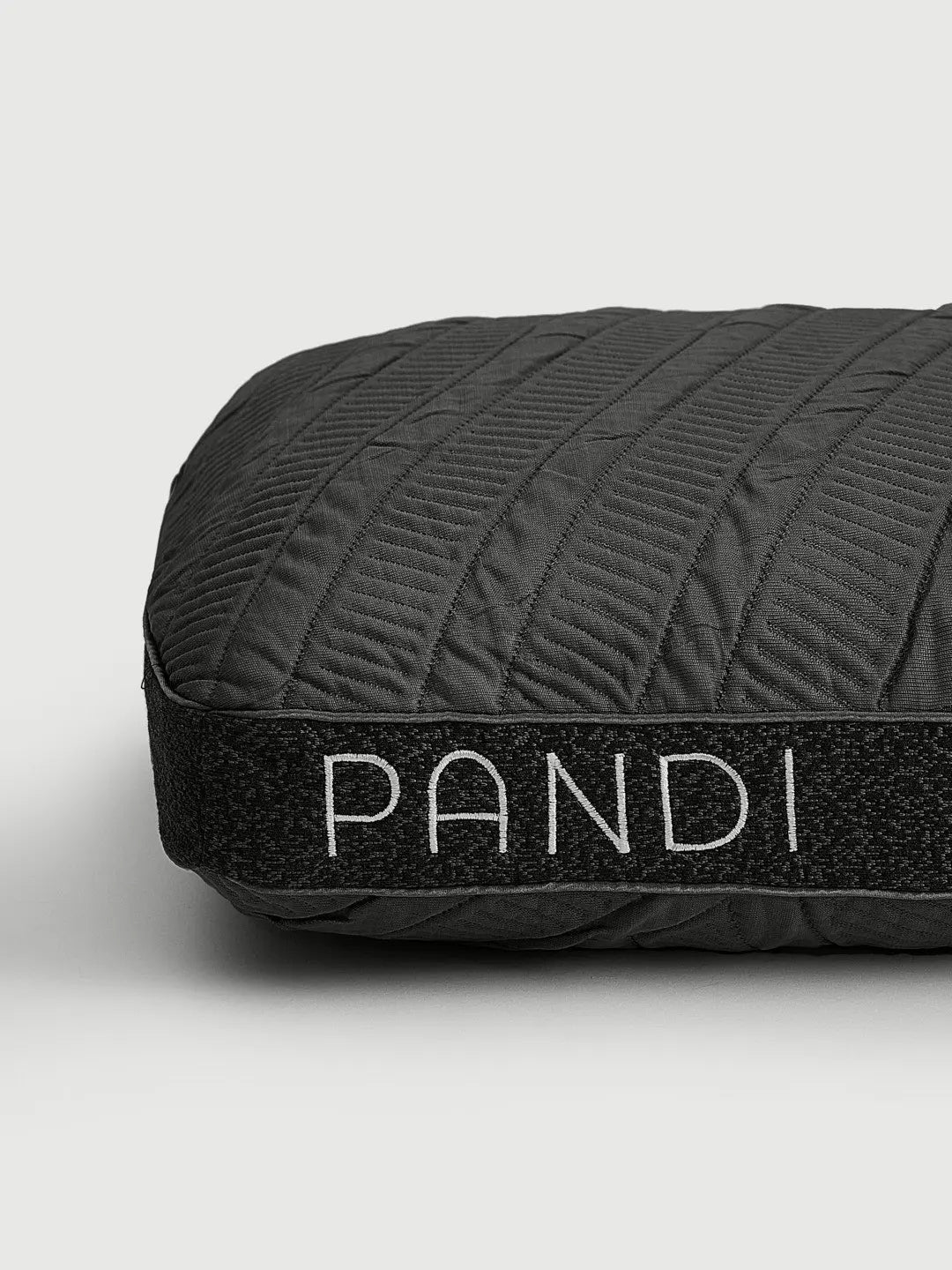 Primer plano de la Almohada Cooling Premium de PANDI, mostrando su textura y diseño, ideal para mantener una temperatura agradable mientras duermes.