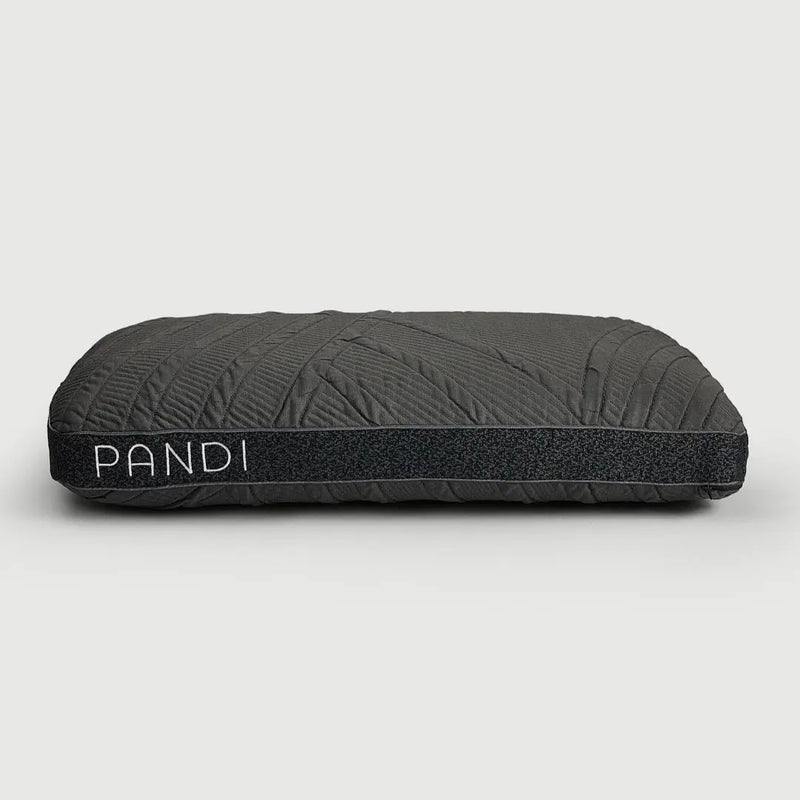 Almohada Cooling Premium de PANDI con diseño ergonómico y funda transpirable, elaborada en espuma viscoelástica y carbón de bambú para un descanso fresco y cómodo.