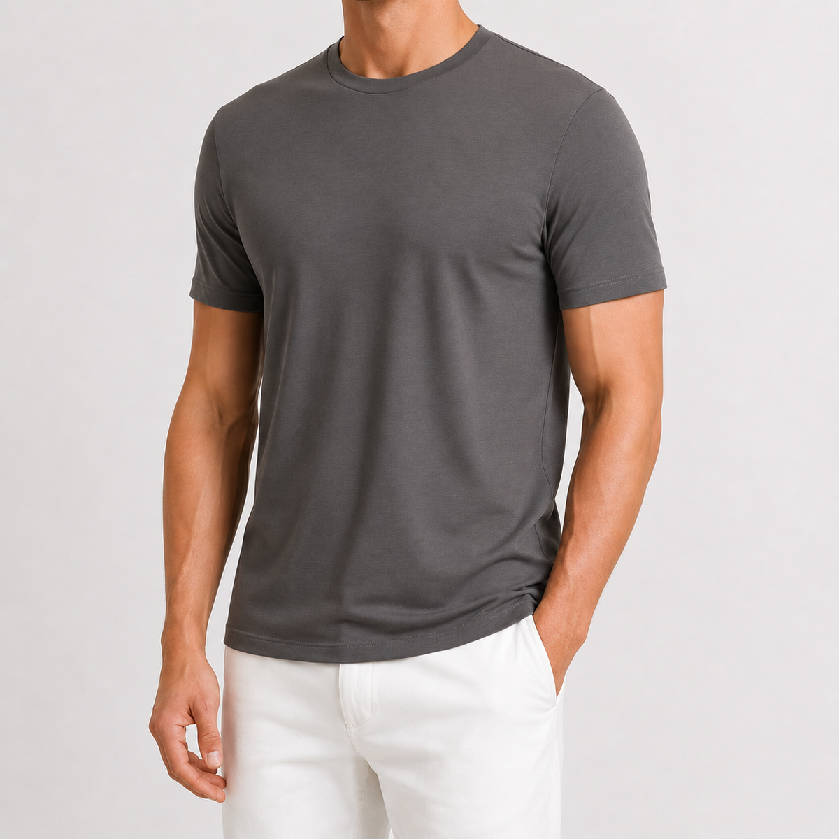 Camiseta de bambú para hombre color gris, vista frontal en modelo — camiseta suave y fresca de PANDI, Costa Rica