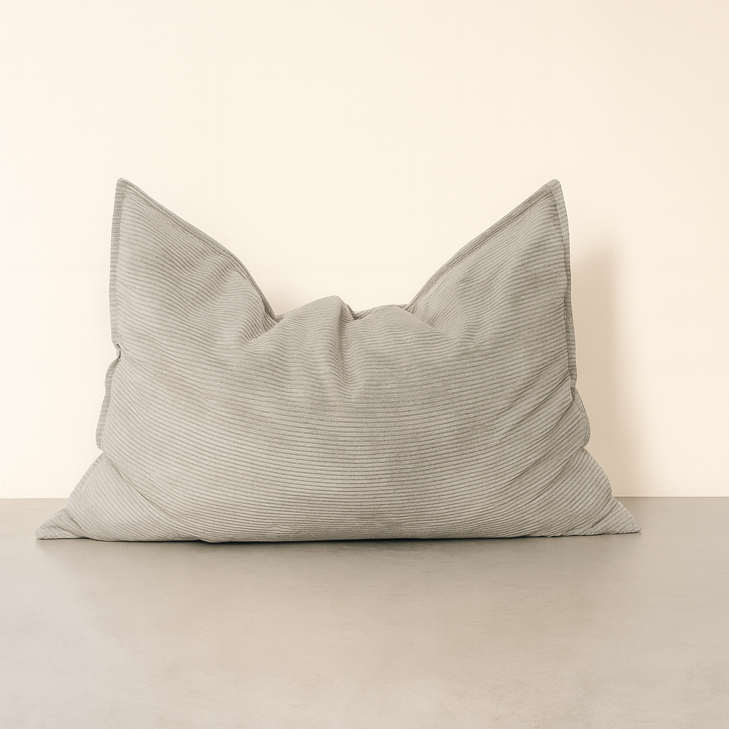 NUBEPUFF 4 en 1 - Gris en uso, demostrando su versatilidad como silla reclinable y cama baja, perfecto para cualquier estancia.