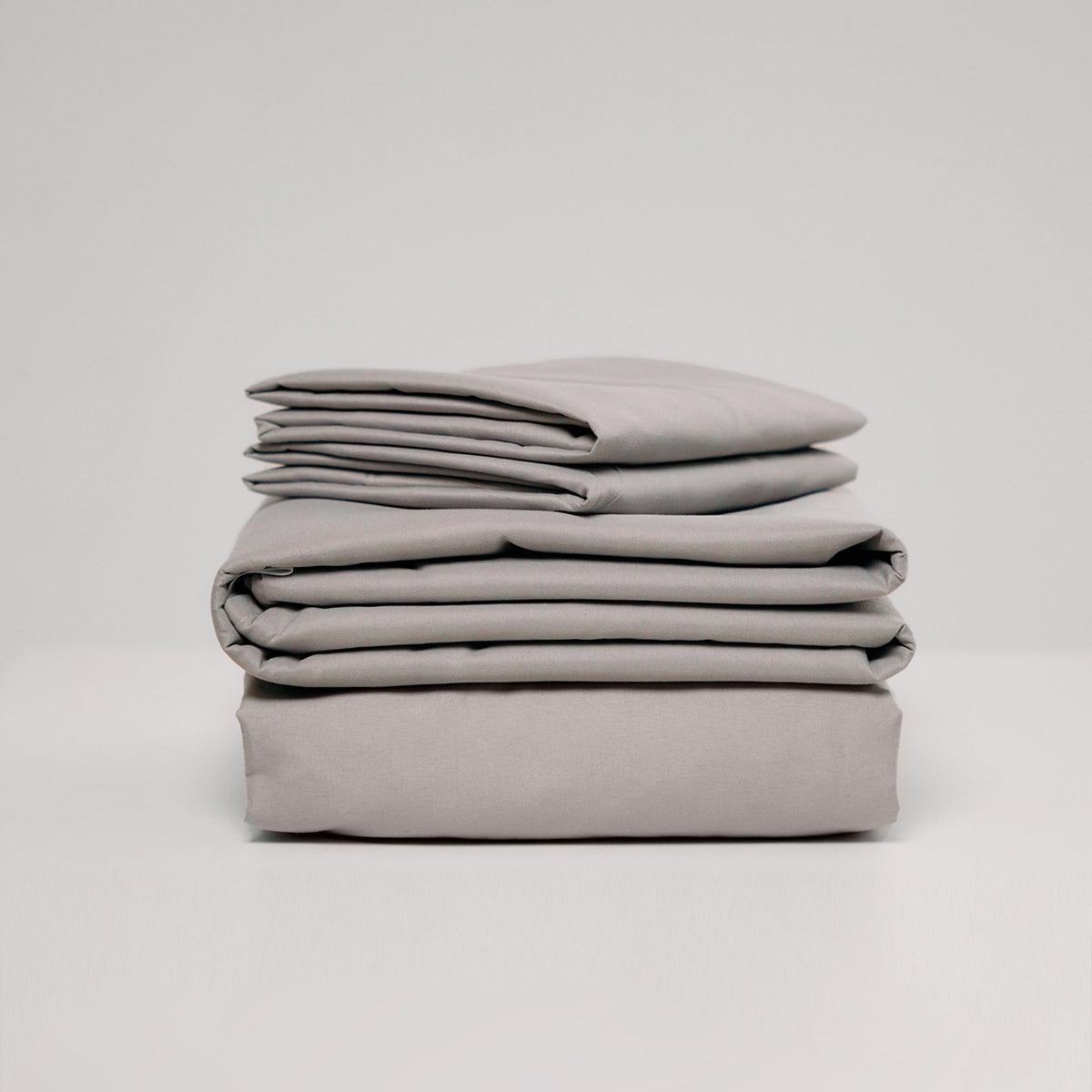 Sábana del Set de Sábanas 60% Bambú - Gris, mostrando su textura ultra suave, perfecta para un descanso reparador.