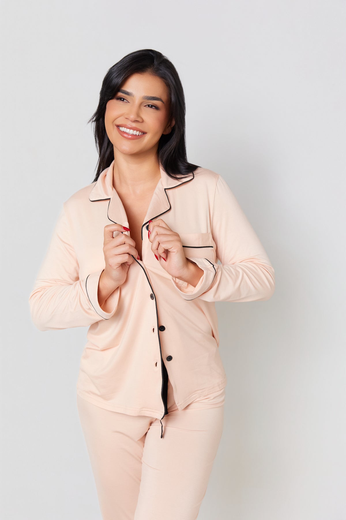 Pijama larga de bambú color crema de PANDI, perfecta para un descanso nocturno elegante y cómodo.
