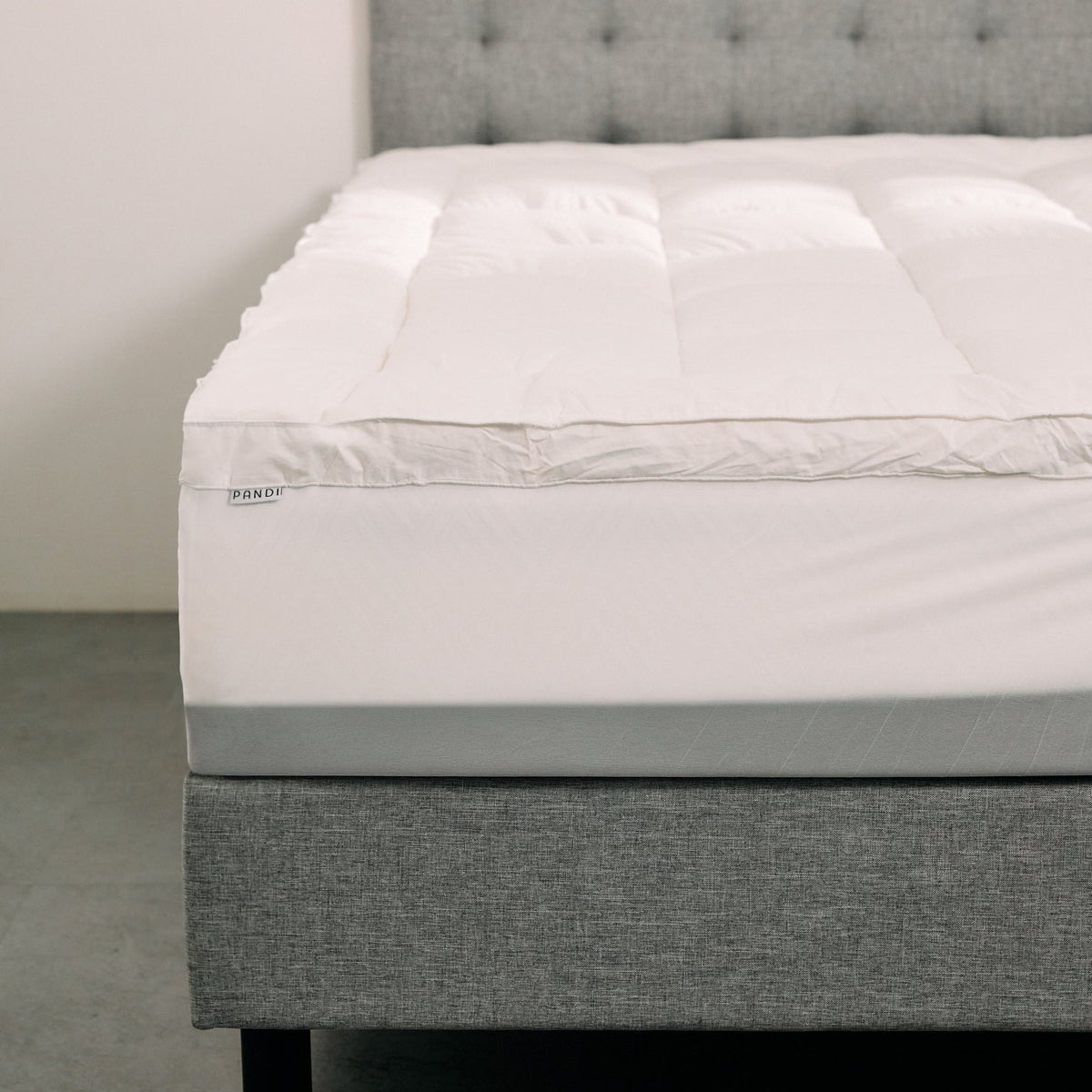 Topper NUBETOP de PANDI, diseñado para un descanso óptimo y suave con su relleno de microfibra reciclada y cubierta 100% algodón.