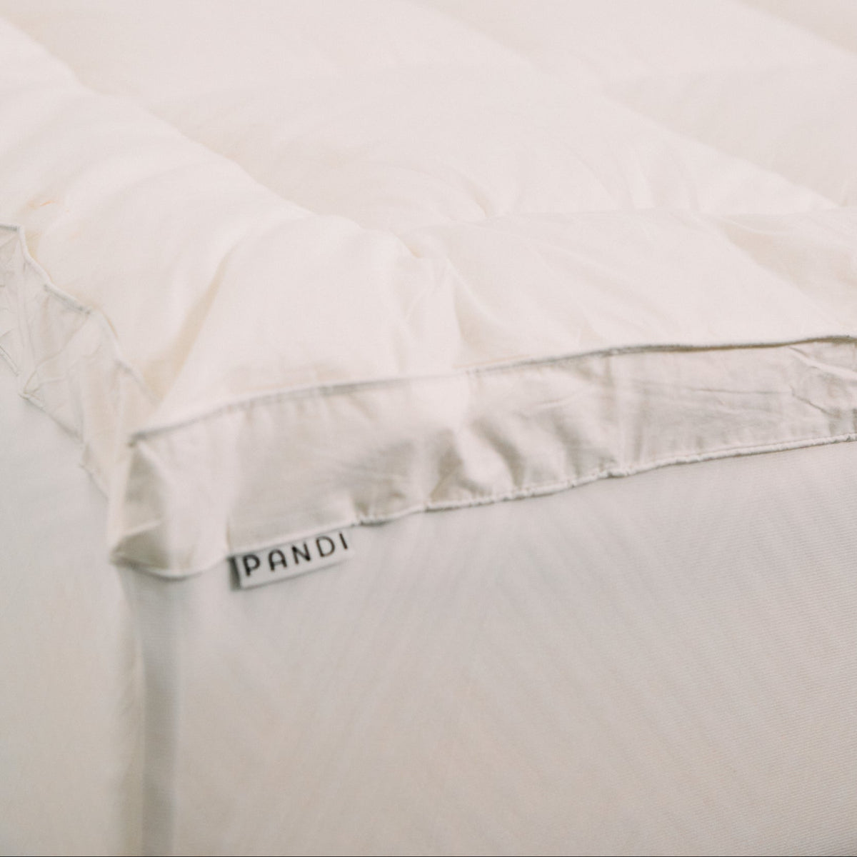 Topper NUBETOP de PANDI en un entorno acogedor, ideal para quienes buscan confort extra en su descanso.