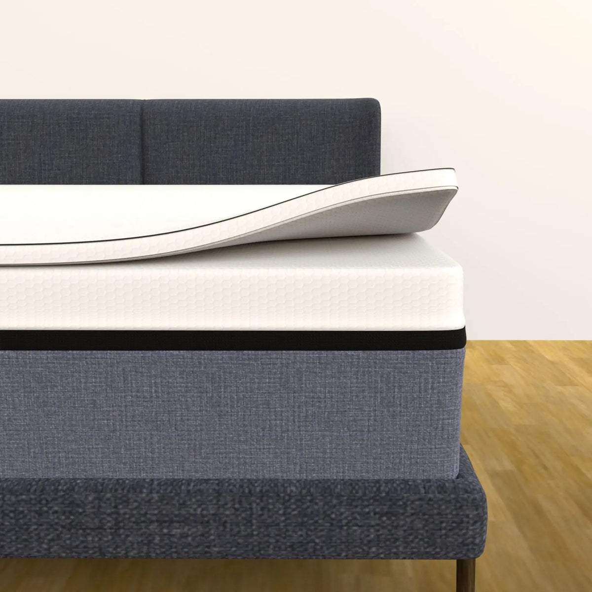 Topper de Cuna PANDI colocado sobre un colchón, mostrando su diseño elegante y suave, ideal para un descanso reparador.