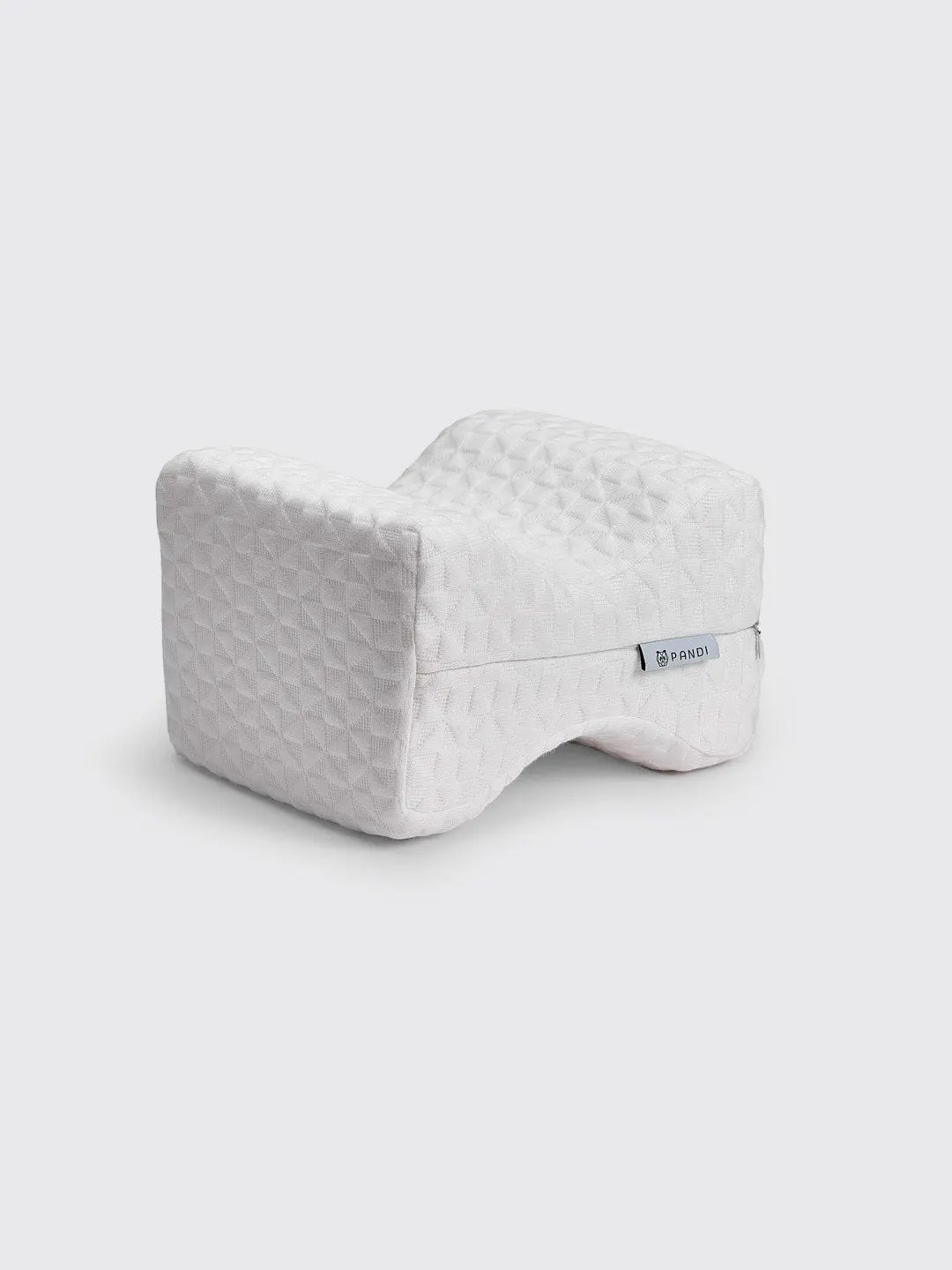 Vista lateral de la almohada de rodilla de bambú PANDI, con textura acolchada y adaptada para aliviar la presión en caderas y rodillas.
