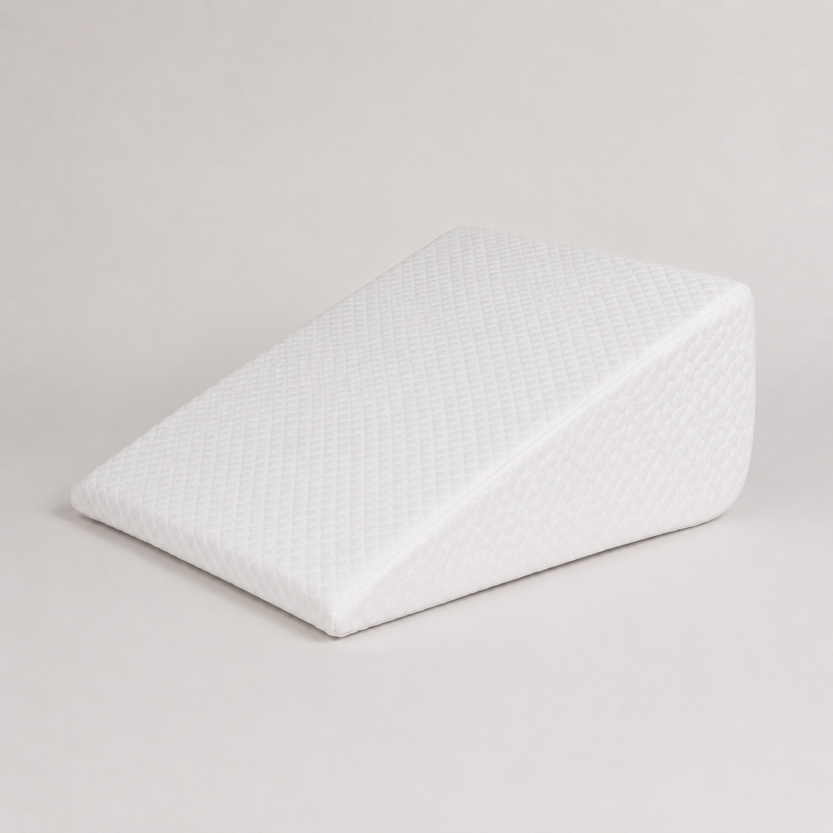 Almohada cuña vista en ángulo de tres cuartos, con superficie inclinada y base ancha en blanco
