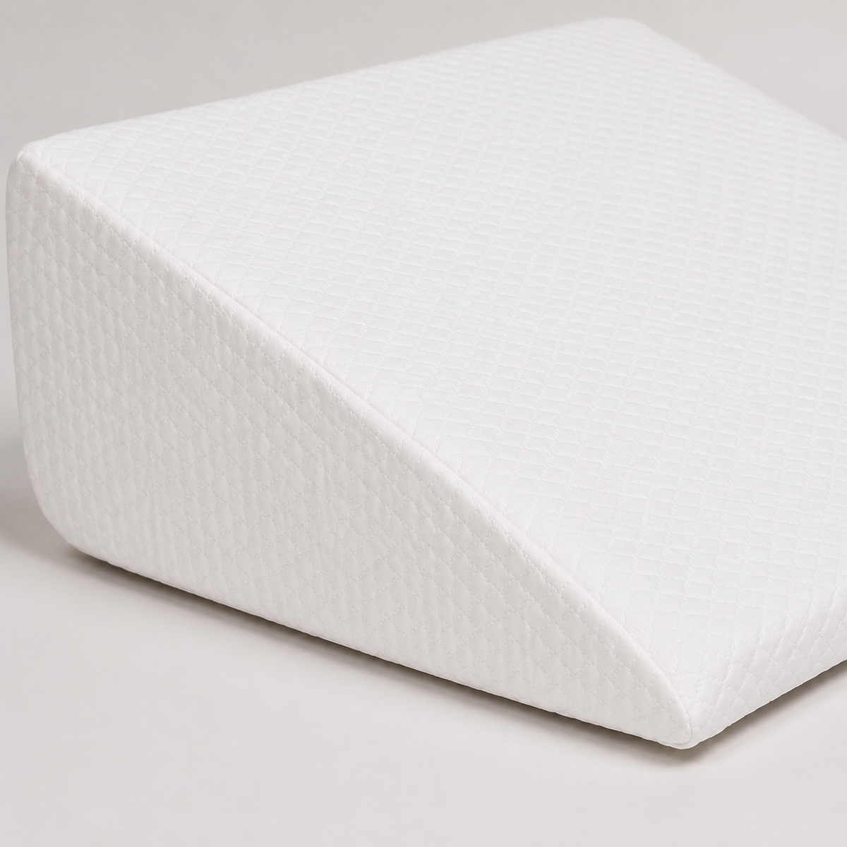 Primer plano de la funda acolchada en rombos de la almohada cuña PANDI