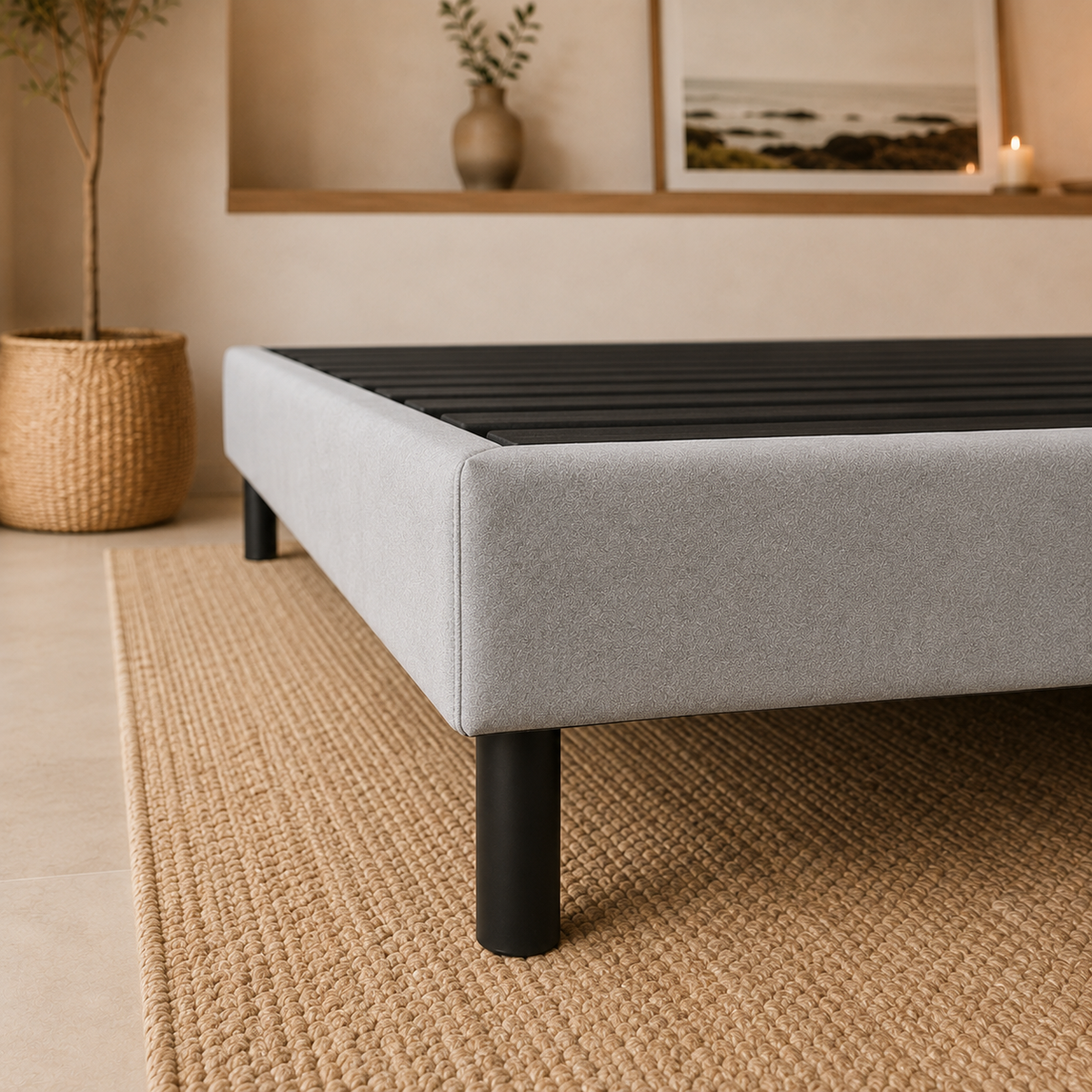 Base de cama gris de PANDI en ambiente de dormitorio, compatible con cualquier colchón