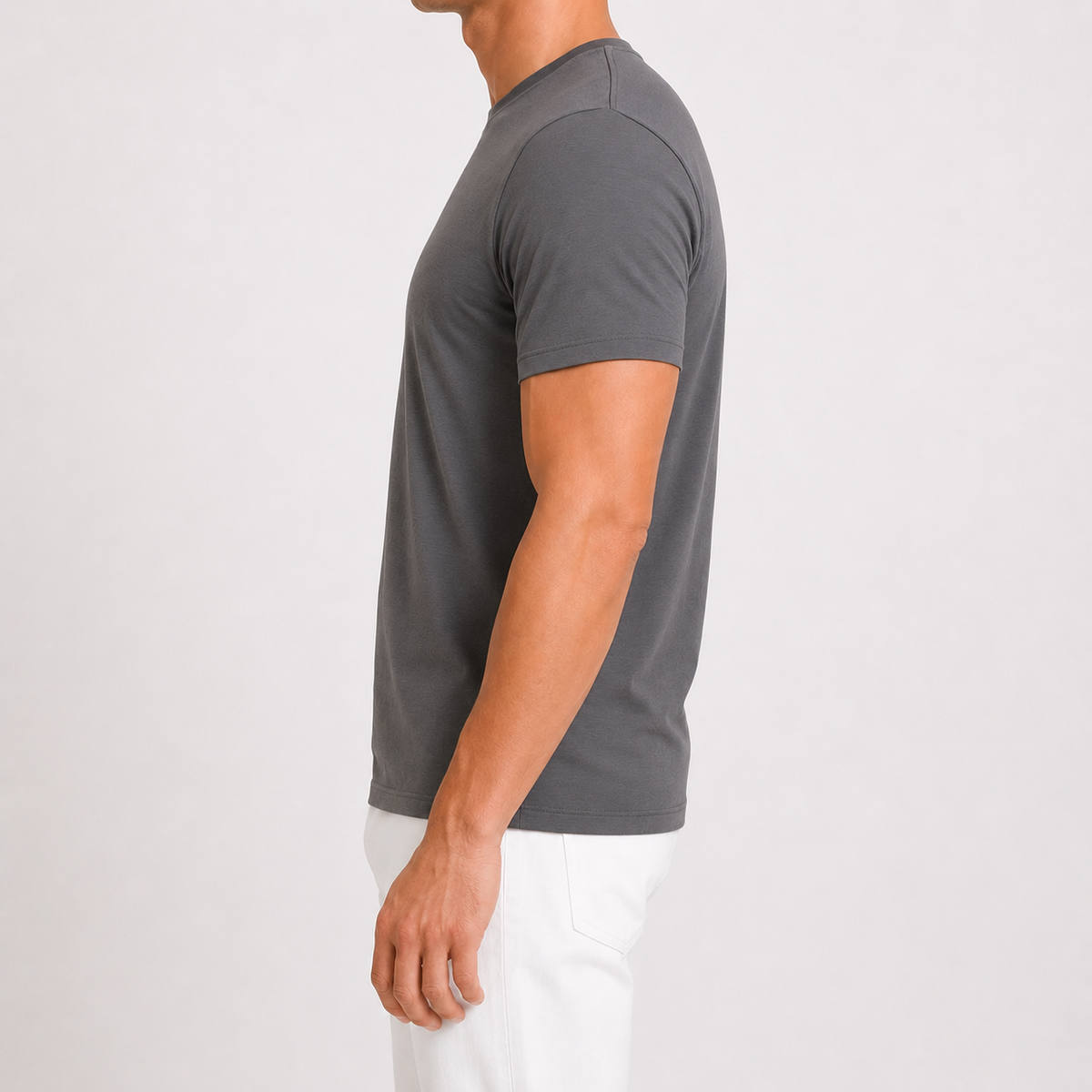 Camiseta de bambú para hombre color gris, vista lateral en modelo — camiseta transpirable de PANDI, Costa Rica