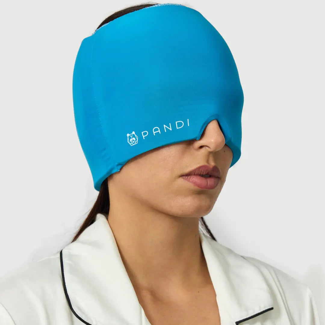 Máscara de gel refrescante de PANDI en color azul, de uso frío o caliente, con diseño ergonómico para un momento de relajación.