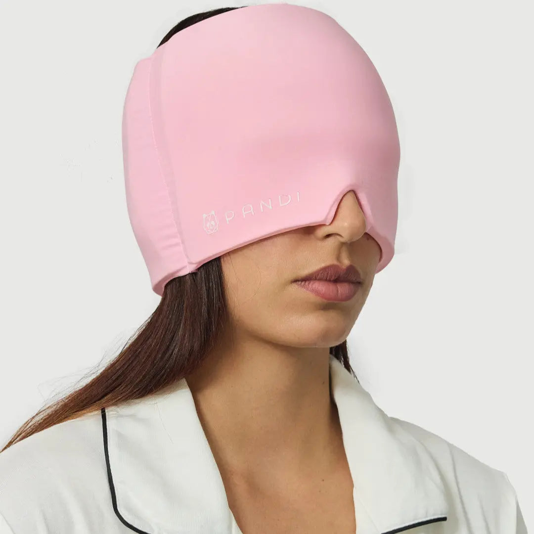Máscara de gel refrescante de PANDI en color rosa, de uso frío o caliente, con diseño ergonómico para un momento de relajación.