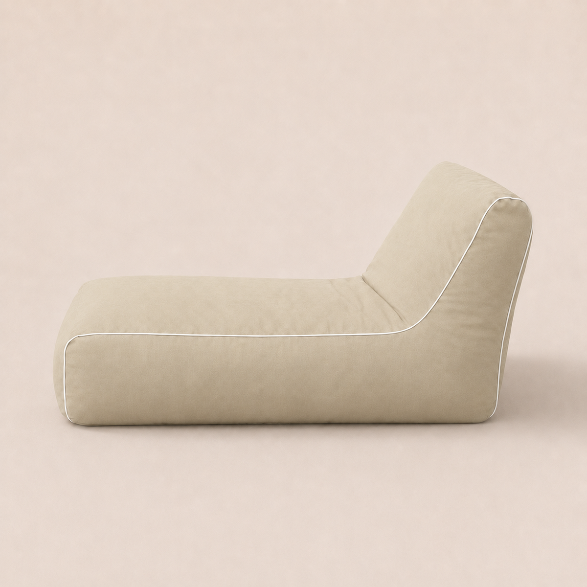Perfil lateral del puff de exterior NubeOasis Arena: forma reclinada de 120 cm con funda de poliéster 600D resistente al agua