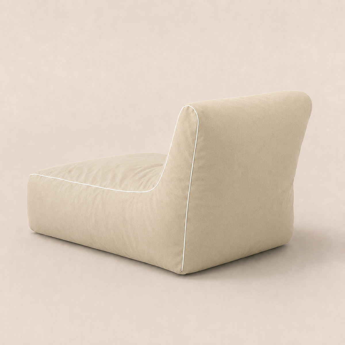 Vista trasera del puff de exterior NubeOasis Arena, respaldo alto beige claro con ribete blanco en contraste