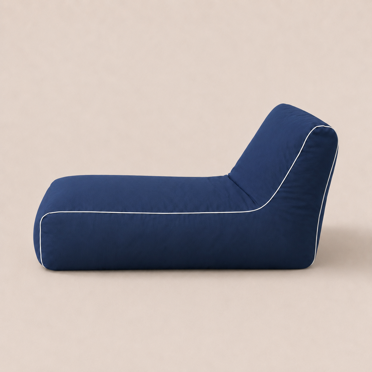Perfil lateral del puff de exterior NubeOasis Azul Marino: forma reclinada de 120 cm con funda de poliéster 600D resistente al agua
