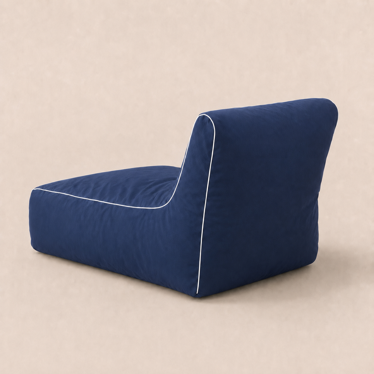 Vista trasera del puff de exterior NubeOasis Azul Marino, respaldo alto azul oscuro con ribete blanco en contraste