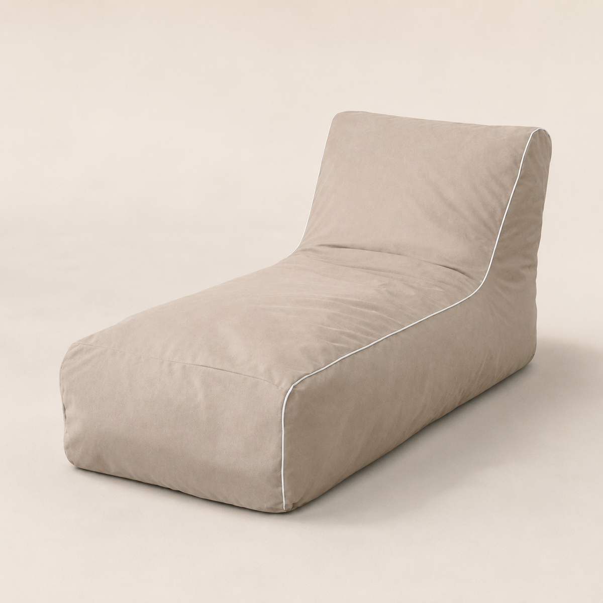 Puff de exterior NubeOasis color Capuchino visto de frente: sillón reclinado beige tostado con ribete blanco — PANDI Costa Rica