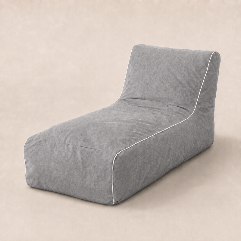 Puff de exterior NubeOasis color Gris Hamptons visto de frente: sillón reclinado gris cálido con ribete blanco — PANDI Costa Rica