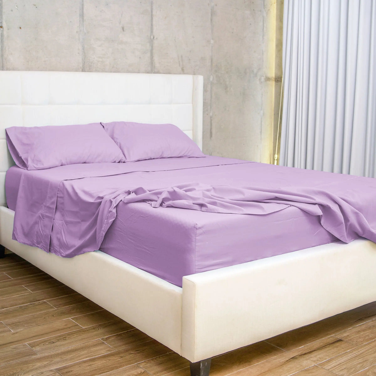 Juego de sábanas 60% bambú en color lila, mostrando una cama moderna con sábanas suaves y transpirables que ofrecen confort y elegancia para un dormitorio estiloso.