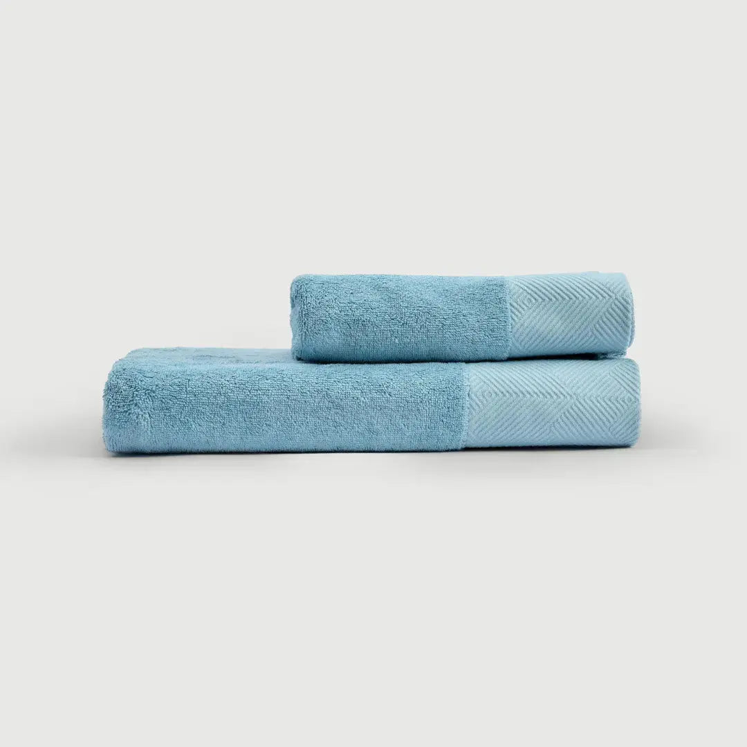Conjunto de toallas de mano celeste de PANDI, presentando su tamaño ideal y textura suave, perfectas para el hogar.