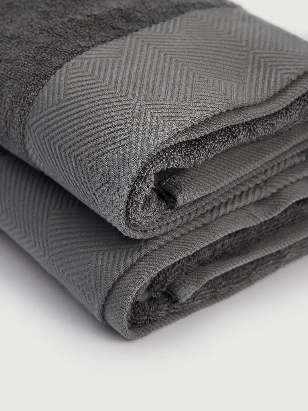 TOALLA DE MANO Gris Oscuro de PANDI, mostrando un acabado suave y diseño texturizado, ideal para el cuidado personal.
