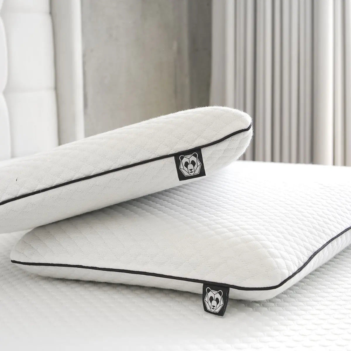 Almohadas ortopédicas de bambú de la marca PANDI, ideales para un descanso reparador en Costa Rica, mostrando su diseño elegante y funcional en un entorno moderno.