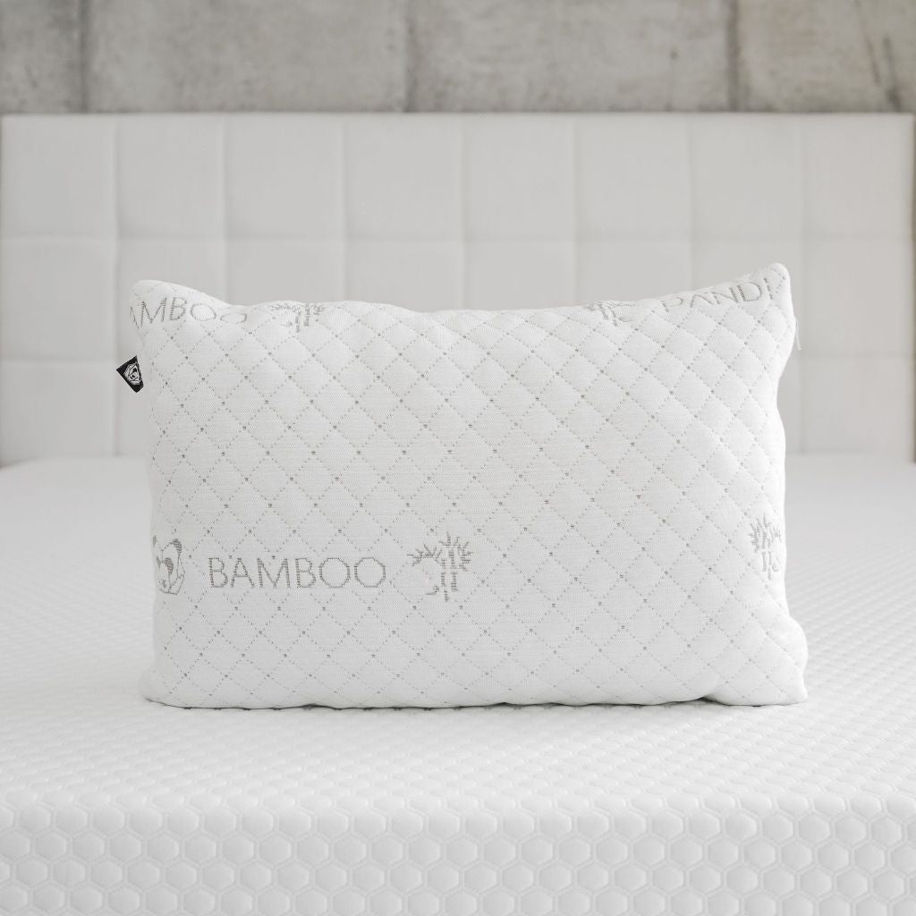 Almohada de bambú de Pandi Luxury Bedding en un dormitorio sereno en Costa Rica, ofreciendo soporte ergonómico y comodidad para un sueño reparador