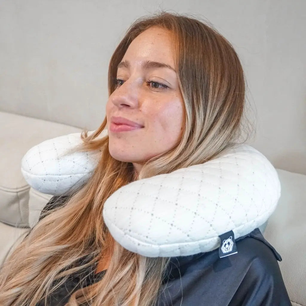 Mujer disfrutando de la Almohada de Cuello Pandi, símbolo de comodidad de viaje sin igual, con un diseño ergonómico que ofrece un soporte excepcional.