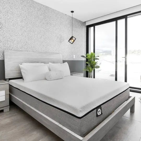 Colchón Pandi en un ambiente moderno, mostrando su diseño elegante y cómodo, ideal para mejoras en el descanso y bienestar, enfatizando su tecnología de enfriamiento y soporte hipoalergénico.