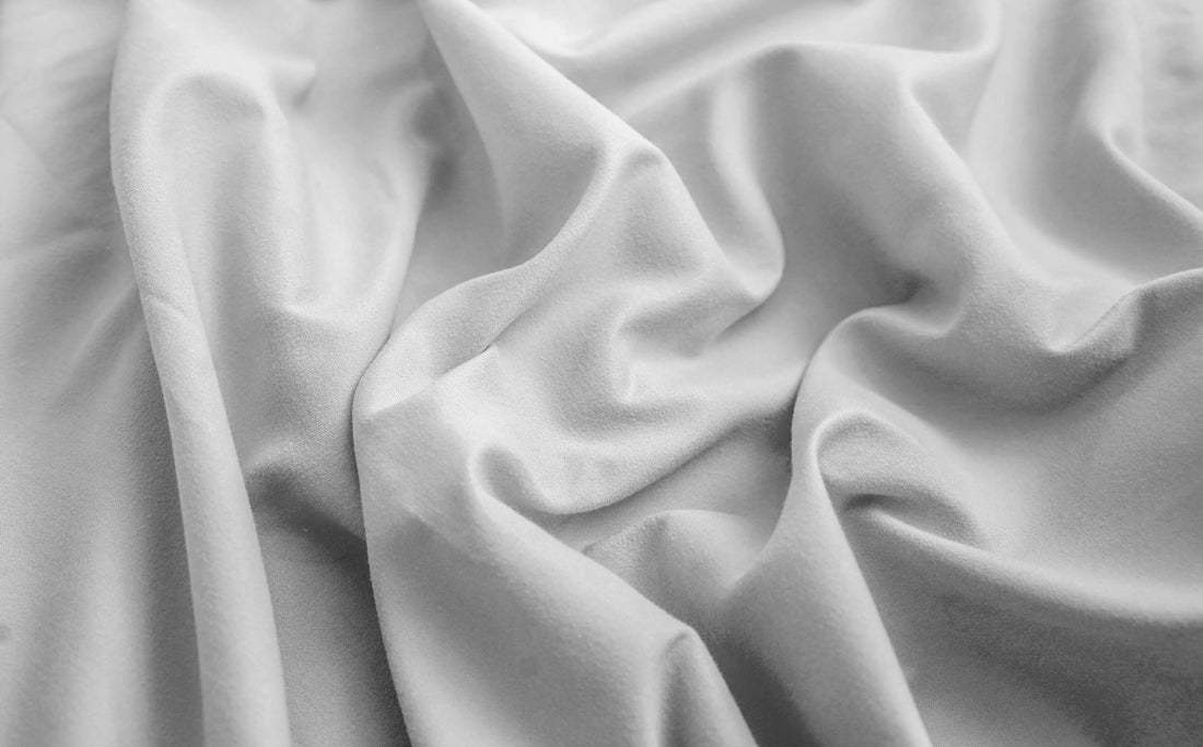 Telas de bambú suaves y elegantes, perfectas para el descanso, destacando los beneficios sostenibles del bambú en el hogar, como se describe en 'Descubre Los Beneficios del Bambú: Sostenibilidad y Estilo'.