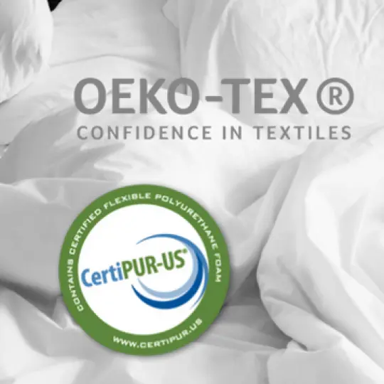 Logo CertiPUR-US® en un fondo de sábanas blancas que representan colchones certificados, destacando la importancia de elegir colchones saludables en el artículo 'Colchones Certificados: Por Qué Elegir CertiPUR-US® Es Vital'.