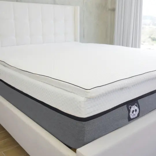 Topper de bambú de alta calidad sobre un colchón, ideal para mejorar la calidad del sueño. Descubre los beneficios del topper de bambú para tu sueño.