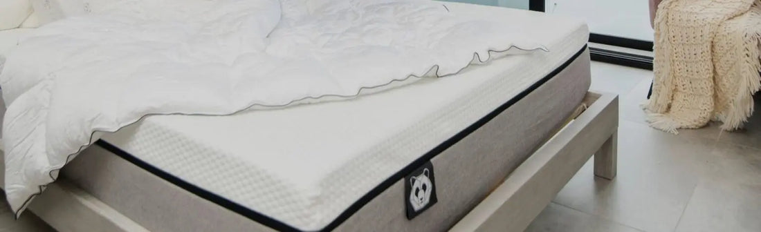 Colchón ortopédico de bambú con edredón blanco, ideal para garantizar un sueño reparador en Costa Rica. Perfecto para aliviar dolores de espalda y promover una buena salud.