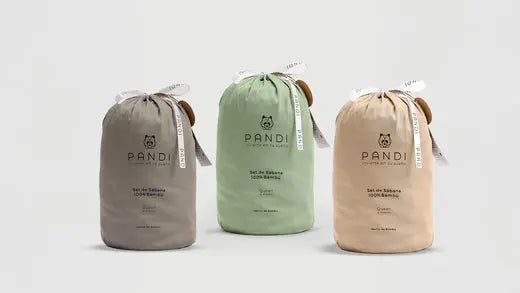Juego de sábanas de bambú ecológicas de PANDI, presentadas en bolsas sofisticadas en tonos neutros, ideales para un sueño profundo y reparador. Descubre Las Sábanas De Bambú: Sueño Profundo Y Ecológico.