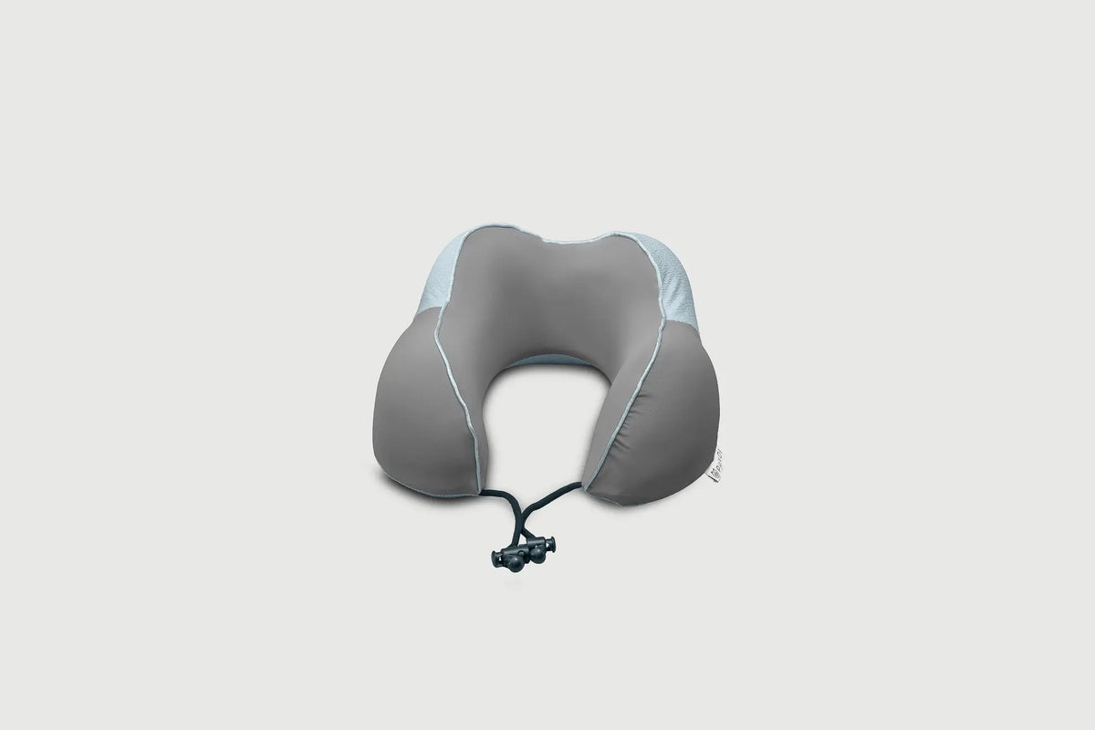 Vista frontal de la almohada de viaje celeste de PANDI, destacando su forma contorneada para brindar comodidad en trayectos largos.