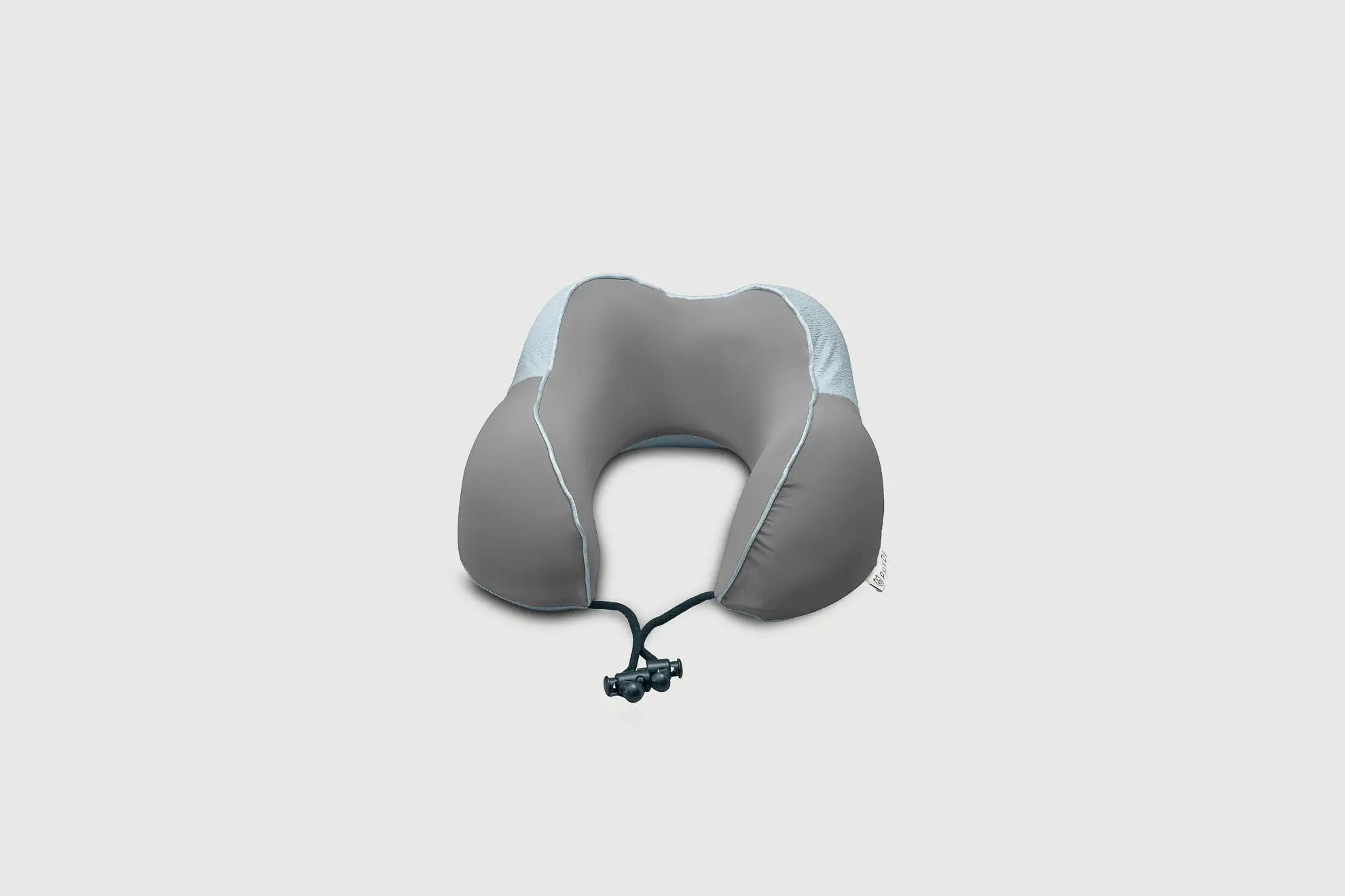 Vista frontal de la almohada de viaje celeste de PANDI, destacando su forma contorneada para brindar comodidad en trayectos largos.