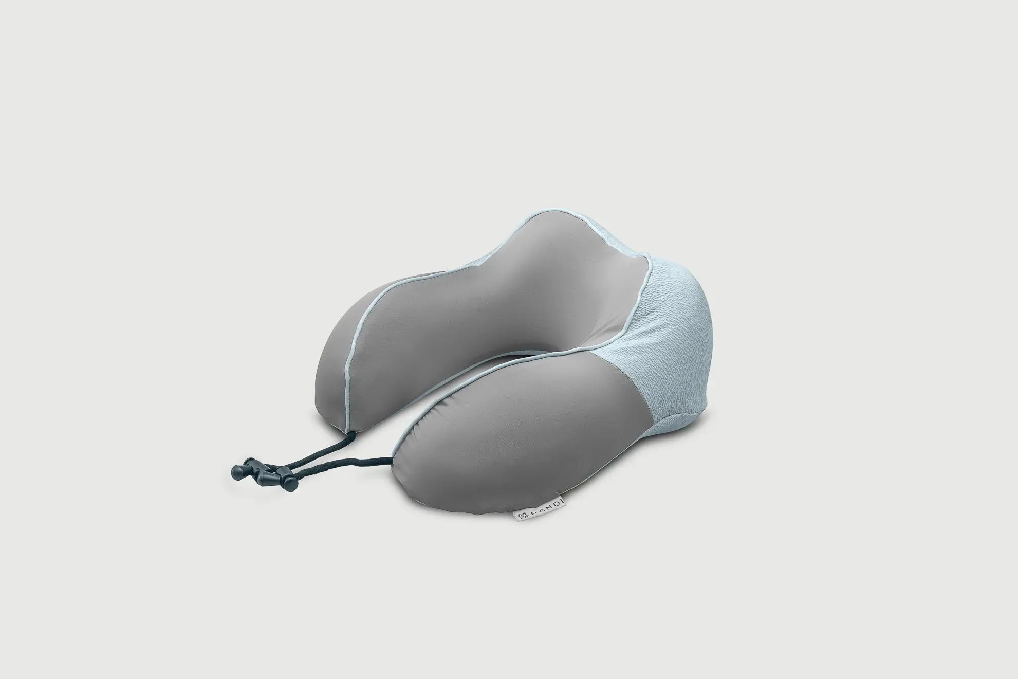 Almohada de viaje celeste de PANDI, diseñada para el confort del viajero, mostrando su material ligero y sujeción ajustable.