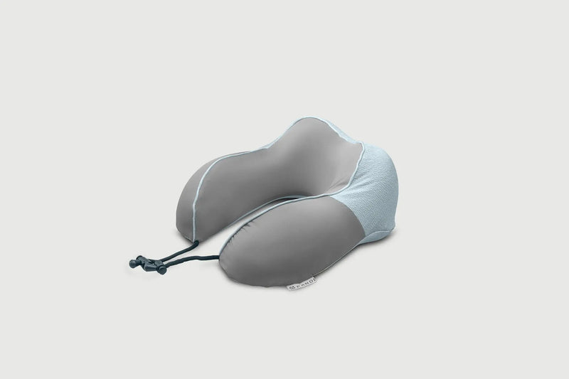 Almohada de viaje celeste de PANDI, diseñada para el confort del viajero, mostrando su material ligero y sujeción ajustable.