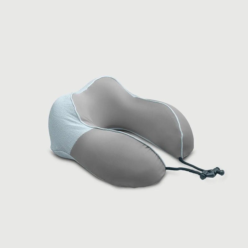 Almohada de viaje celeste de PANDI, con diseño ergonómico y suave, ideal para ofrecer soporte al cuello durante los viajes.