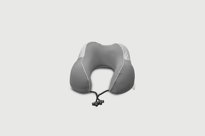 Vista frontal de la almohada de viaje gris de PANDI, fabricada con materiales naturales para una experiencia ligera y fresca en cualquier desplazamiento.