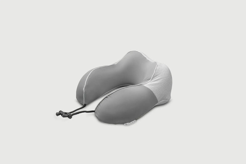 Almohada de viaje de bambú en color gris de PANDI, con diseño ergonómico y compacto, ideal para proporcionar comodidad y soporte durante los viajes.