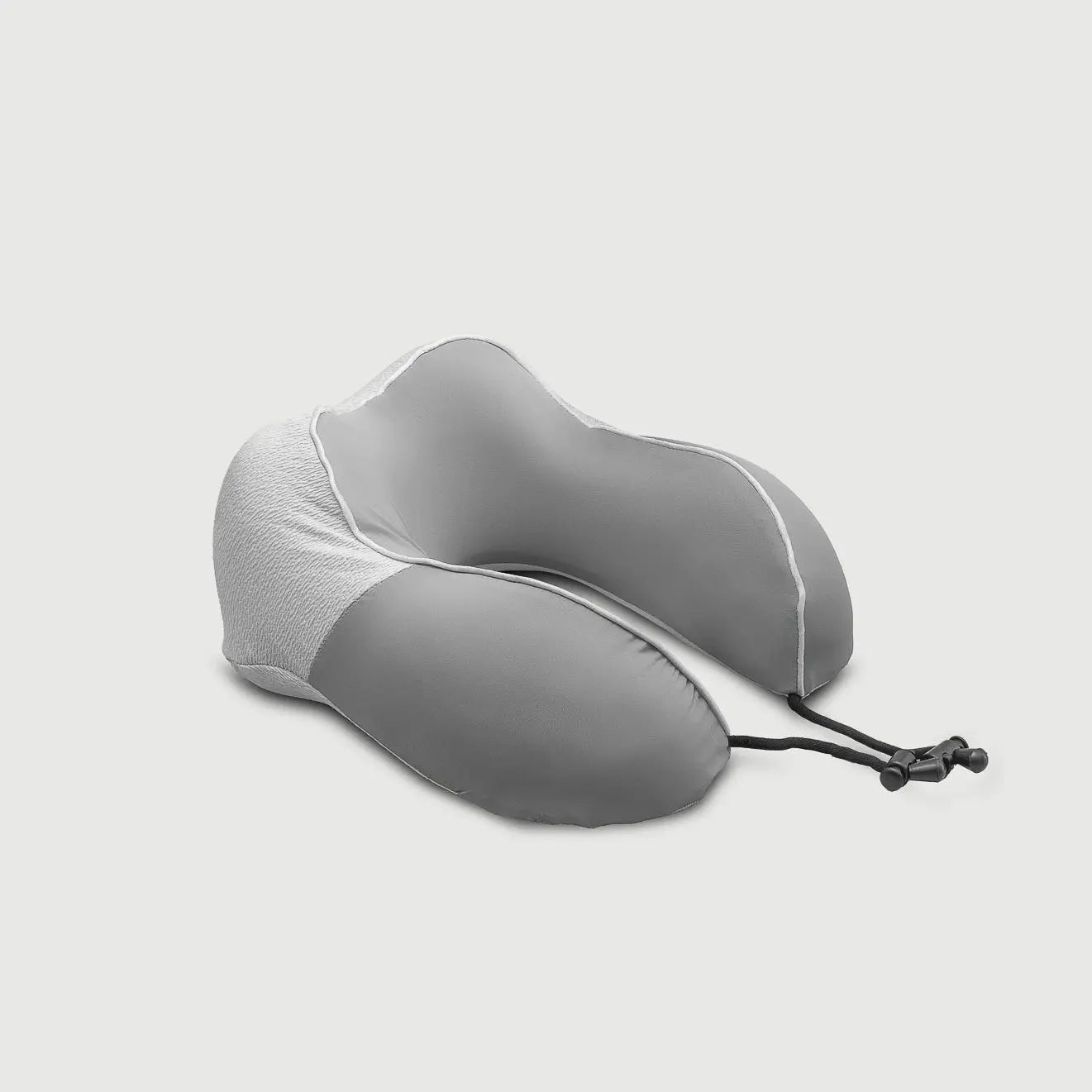 Almohada de viaje gris de PANDI, diseñada ergonómicamente para brindar soporte al cuello y la cabeza durante los viajes. Ideal para comodidad en aviones, trenes o coches.