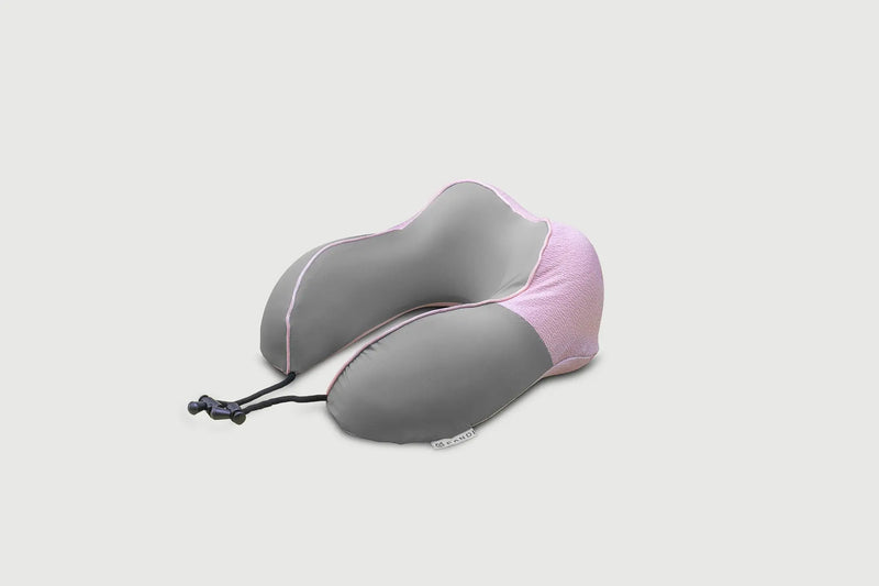 Vista lateral de la almohada de viaje Rosada de PANDI, un accesorio esencial que combina estilo y comodidad para un descanso óptimo durante cualquier trayecto.