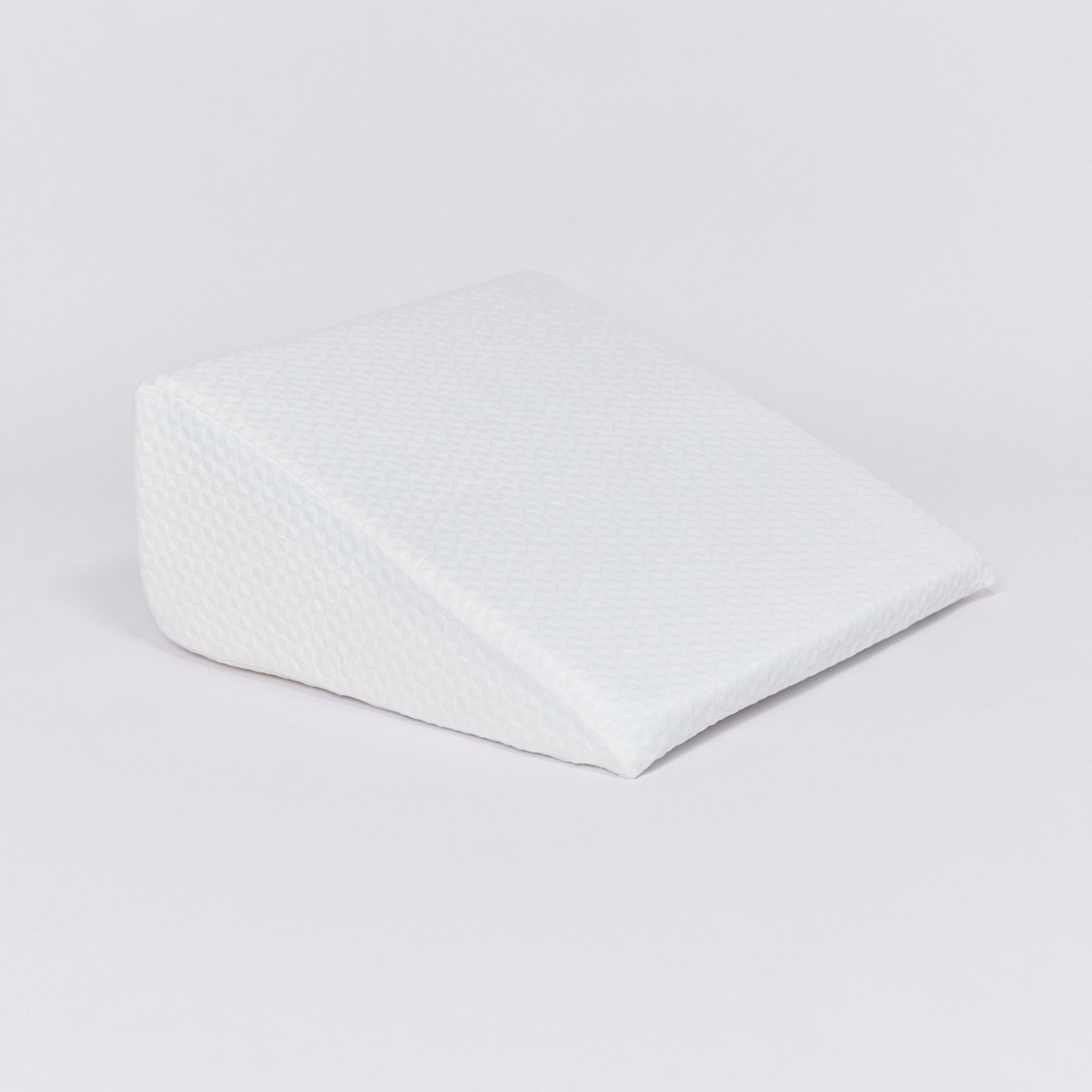 Almohada Cuña de Bambú de PANDI mostrando diseño ergonómico ideal para mejorar la postura durante el sueño.