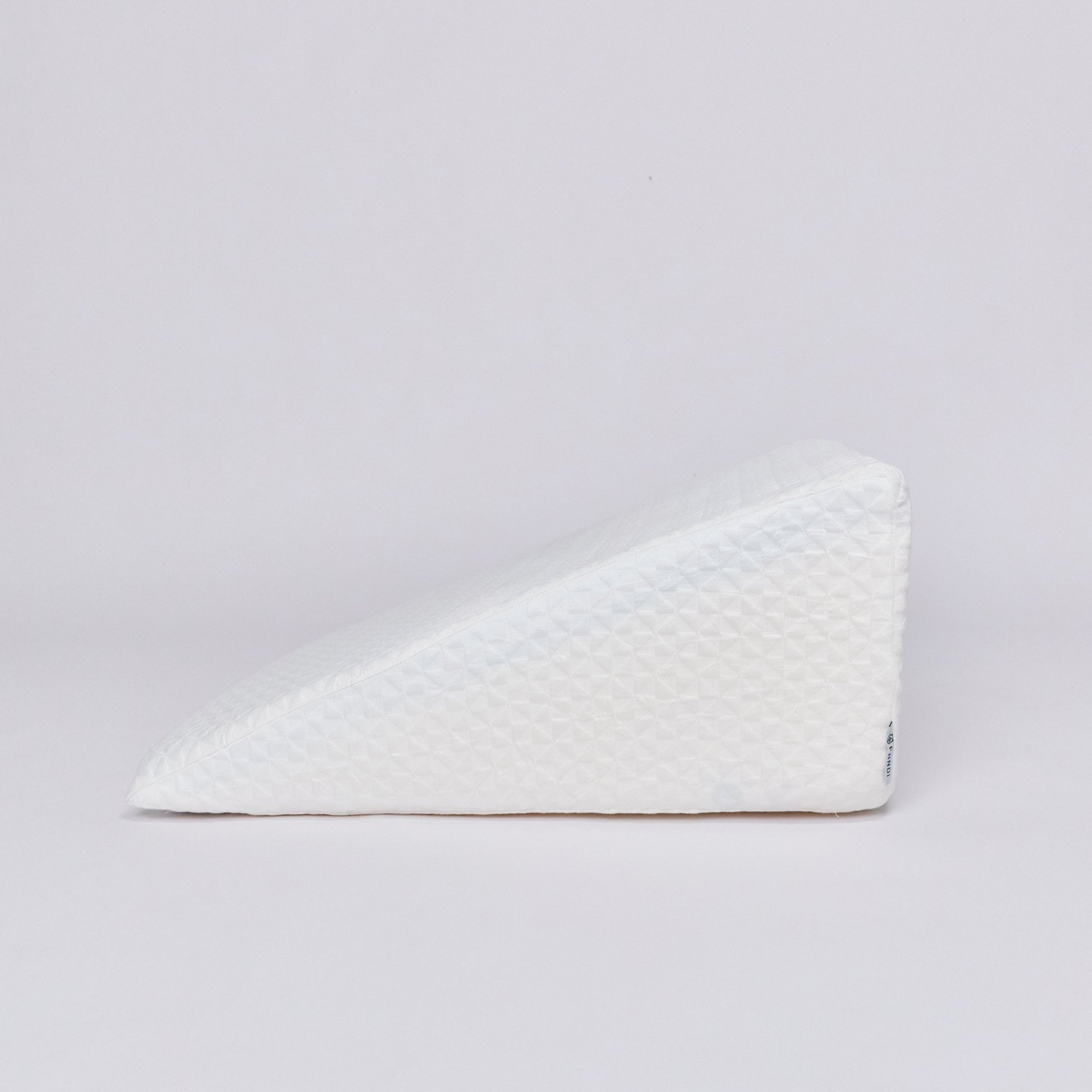 Almohada Cuña de Bambú de PANDI con material hipoalergénico que ayuda a prevenir alergias y ofrece un descanso reparador.