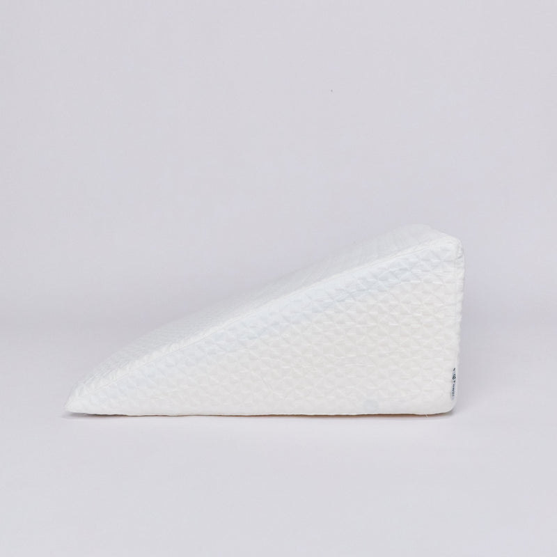 Almohada Cuña de Bambú de PANDI con material hipoalergénico que ayuda a prevenir alergias y ofrece un descanso reparador.