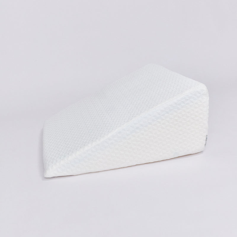 Almohada Cuña de Bambú de PANDI en posición inclinada, recomendada para aliviar el reflujo ácido y mejorar la respiración durante la noche.